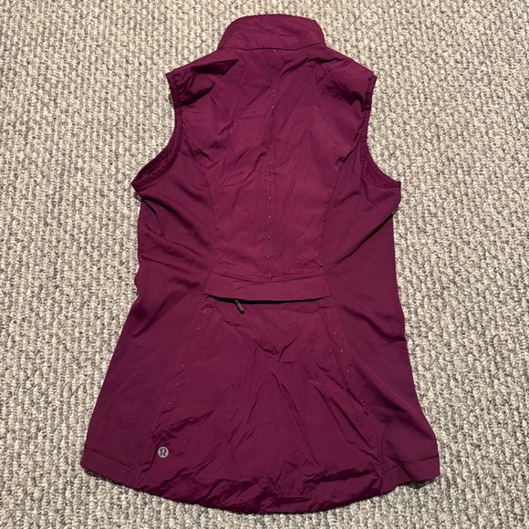 Lululemon Run For Cold vest in a plum burgundy - Picture 10 of 11
